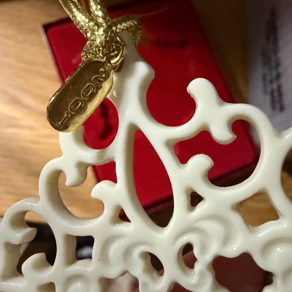 Lenox 2001 Annual Snow Fantasies Snowflake Ornament Ivory China 6119788 USA